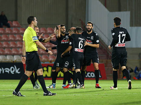 הגול לא ניחם אותו. קניוק והחברים (צילום: לירון מולדובן)