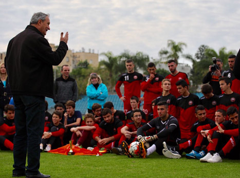 ראש העיר ביילסקי מדבר עם השחקנים (עמית אהרוני)
