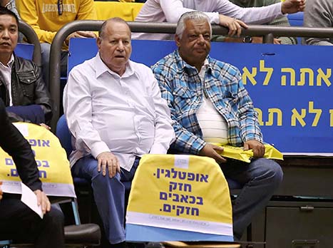 גם שמלוק צפה מקרוב (צילום: אלן שיבר)