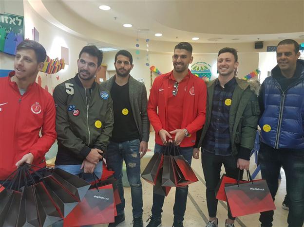 עשו טוב. שחקני הפועל ת"א בבית החולים שניידר