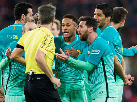 הרבה עצבים אצל ברצלונה (getty)