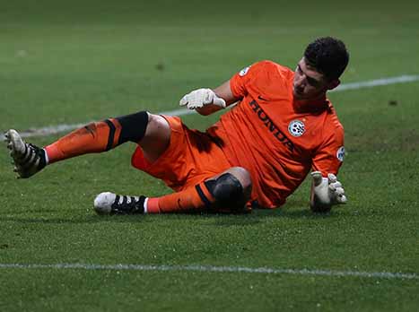 "נמצא תחת לחץ עצום". גלזר יישב על הספסל (צילום: אנצ'ו גוש)