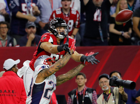 הופר עלה גבוה מעל צ'אנג בדרך לתפיסה גדולה (Getty)