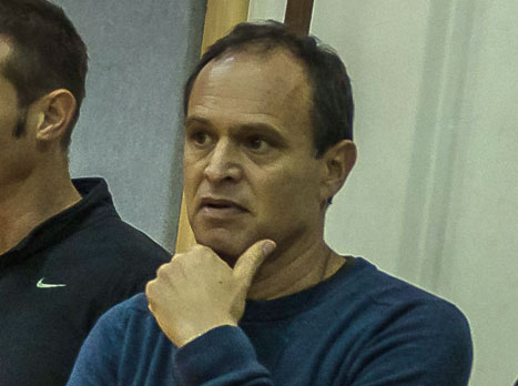 אורן לינדר. "איש מדהים" (לואיס קוריאל)