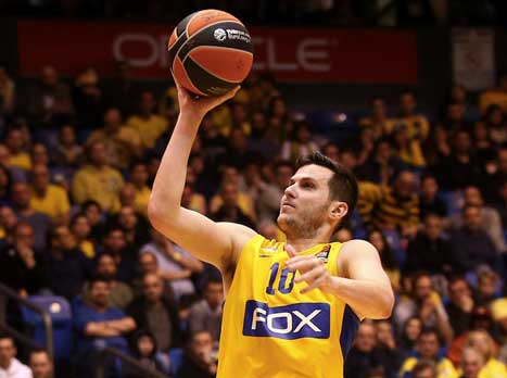 "משחקים בשביל הסמל". פניני (אלן שיבר)