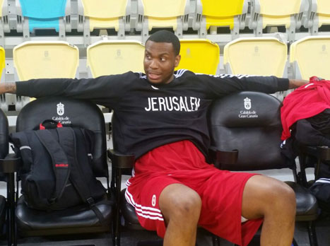 שון ג'ונס נראה תשוש אחרי האימון. עד שישי הוא צריך להתאושש