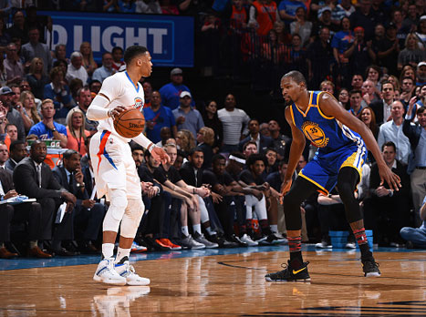 דוראנט מול ווסטברוק במפגש הקודם בין הקבוצות. האולסטאר לא ישחק הפעם (getty)