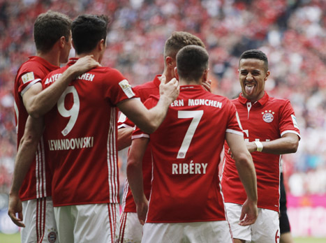 שחקני באיירן חוגגים. עוד הצגה בבית (Getty)