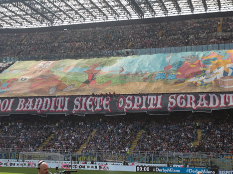אוהדי מילאן הכינו תפאורה מיוחדת (Getty)