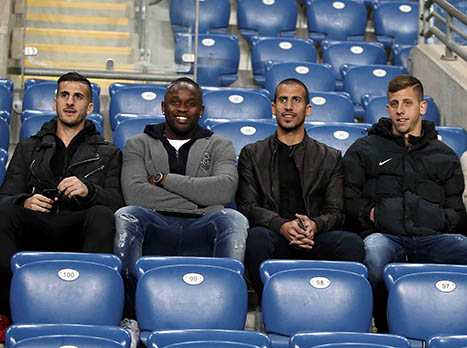 ידין עם החברים ביציע. "חי" את המשחק, גם מחוץ למגרש (אלן שיבר)