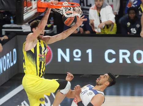 וסלי מטביע על איון. הפורוורד כיכב ב-20 הדקות הראשונות (Getty)