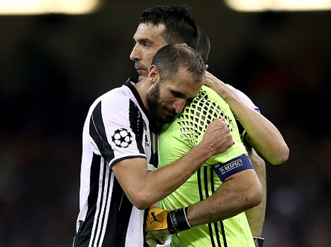 לא נעים לראות. בופון מנחם את קייליני (getty)