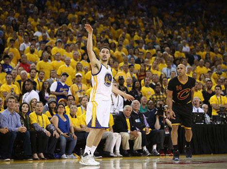 אחרי שקלע 3 מ-16 במשחק הראשון, קליי תומפסון איפס את הידית (getty)