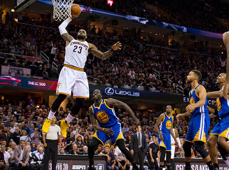 ג'יימס ריחף על הטבעות ב-"קיו ארנה" (getty)