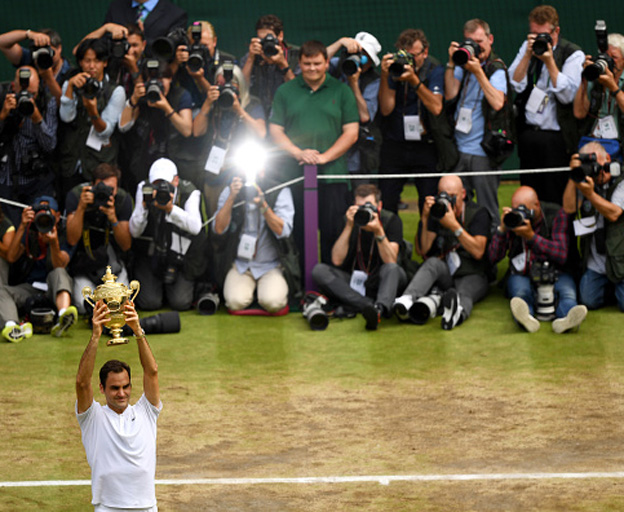 כל העיניים עליו. פדרר והגביע (getty)