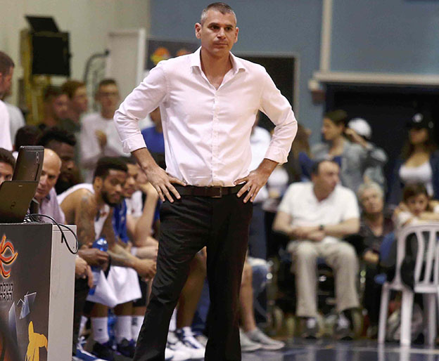 עונה שנייה במפעל. מיקי גורקה (אלן שיבר)