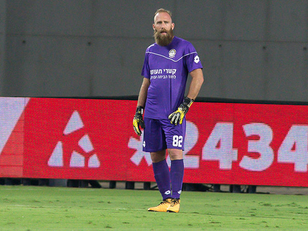 עמוס. יצא לטיול מחוץ לרחבה (עודד קרני)