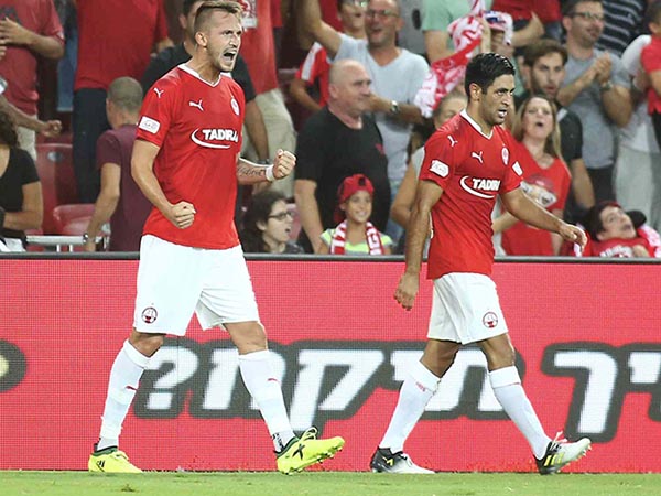 פקהארט גרר מחמאות. "שער חשוב עבורו" (אלן שיבר)