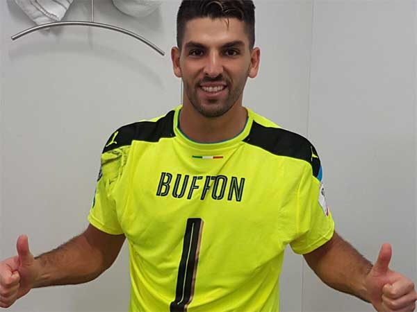 "חיכיתי להזדמנות". הרוש והחולצה של בופון (getty)