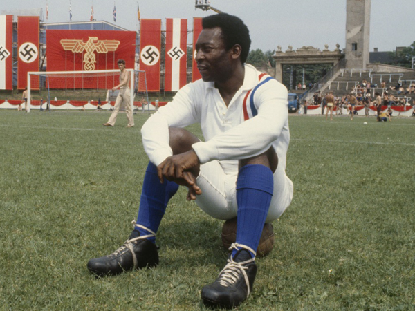 כוכב גם בקולנוע. פלה (מתוך הסרט "בריחה לניצחון")