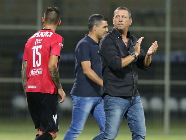 קלינגר מרוצה. הפועל חיפה גבוה בפסגה (צילום: אנצ'ו גוש)