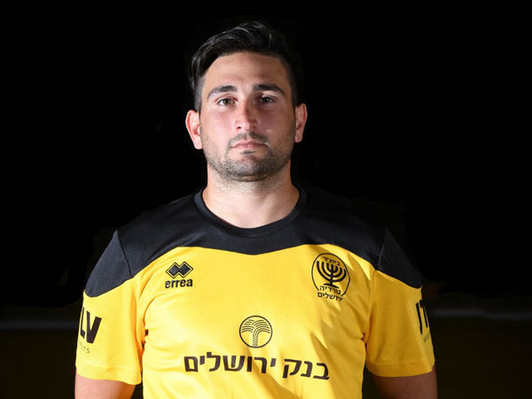 התעמת עם חרזי בהפועל עכו. זיזוב (ינון פוקס)