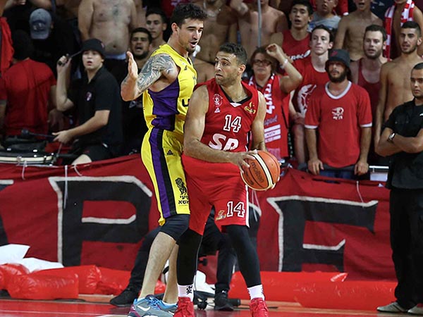 מרגיש כמו דרבי. אלכסנדר ולימונד (אלן שיבר)