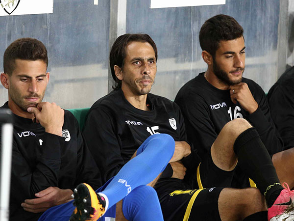 זכות להכניס אותו מהספסל. בניון (אלן שיבר)