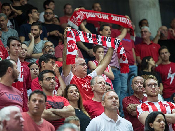 אוהדי הפועל ת"א. התעמתו עם המאבטחים ברשת (אלן שיבר)