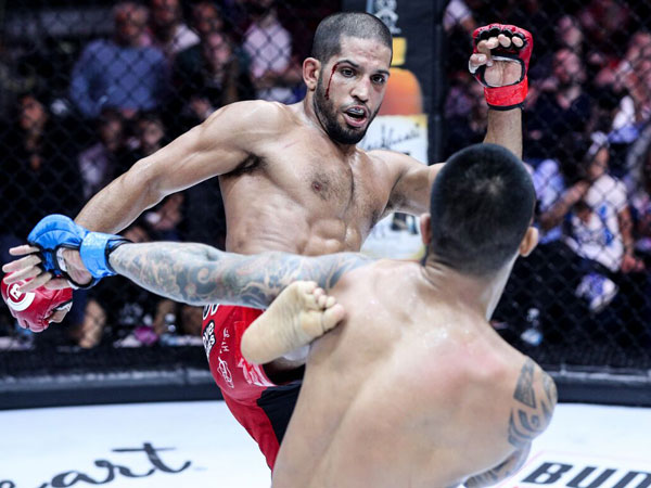 להט. גבר על לביאנו ברבע שעה (באדיבות בלאטור)