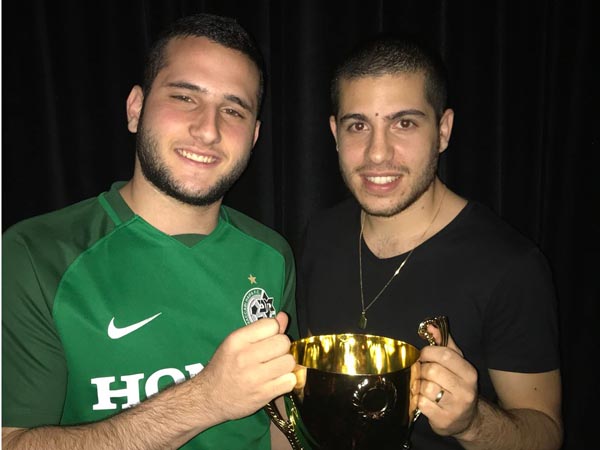 אלשי שמואל מימין, אור יצחק משמאל. השחקן  ה-eSport שנבחר לייצג את מכבי חיפה.