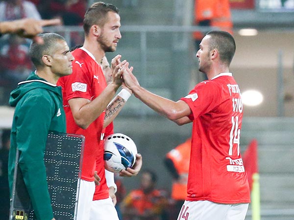 שהר עם פקהארט. "הביא אותו ואת לוסיו והוא עדיין הצליח לפלס את מקומו" (דני מרון)