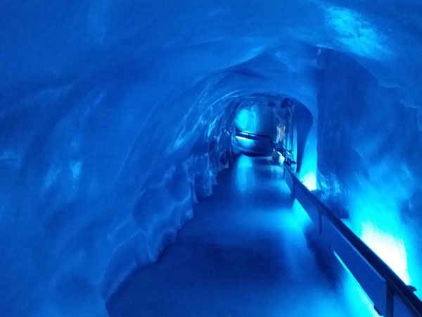 מערה חצובה בקרח בטיטליס