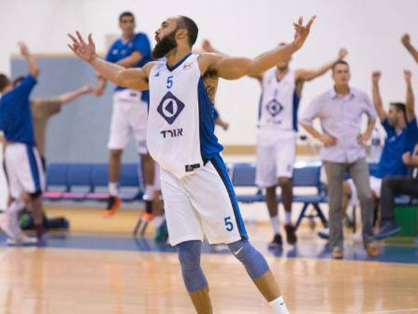 המוליכה ממשיכה לחגוג (צילום: מכבי רחובות)