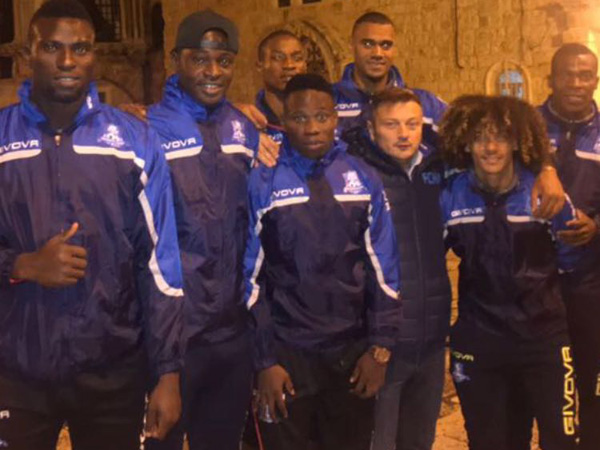 סטאנצ'ו יחד עם הזרים והנבחנים