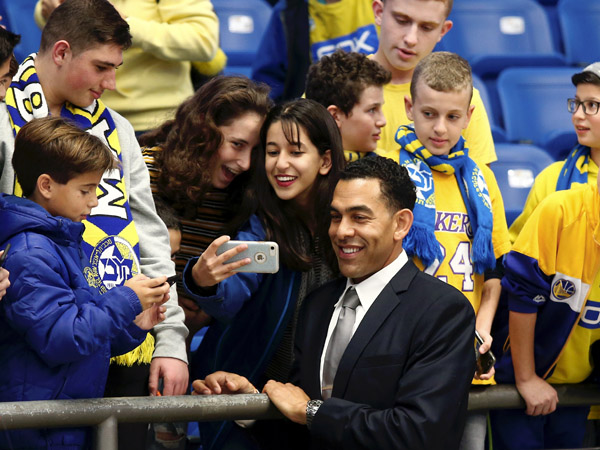 אורח כבוד בהיכל. דייויד בלו (אלן שיבר)