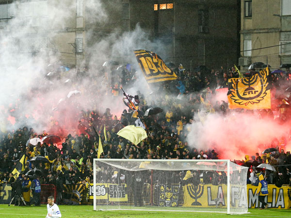 אוהדי בית"ר. הדליקו אבוקות (דני מרון)