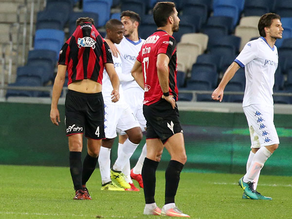 לא לקחו ללב את שריקות הבוז. שחקני הפועל חיפה (יוסי שקל)