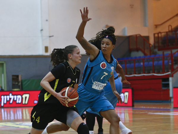 שפיר עם הכדור. רמלה ופ"ת בפלייאוף העליון (מגד גוזאני, מנהלת ליגת העל לנשים בכדורסל)