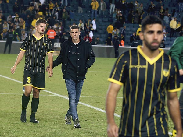 אפילו הוא עלה ליציע. ורד (דני מרון)