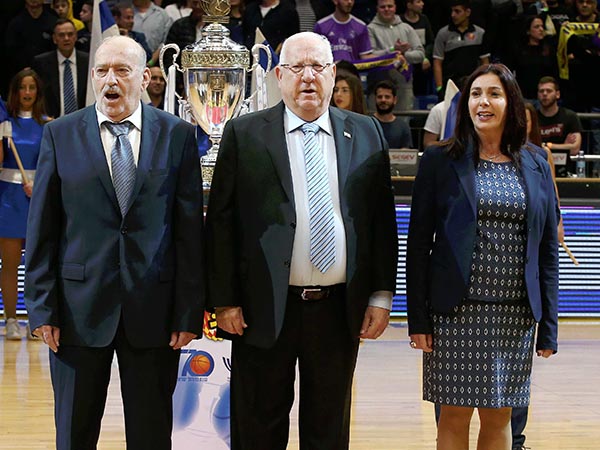 הנשיא הגיע להעניק את הגביע (אלן שיבר)