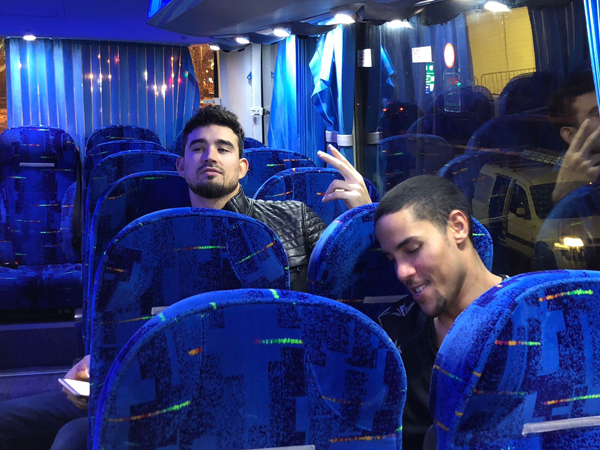 אלכסנדר וקולמן מחכים שהאוטובוס ייסע