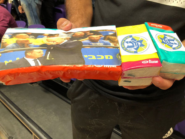 אוהדי חולון לועגים למכבי ת"א