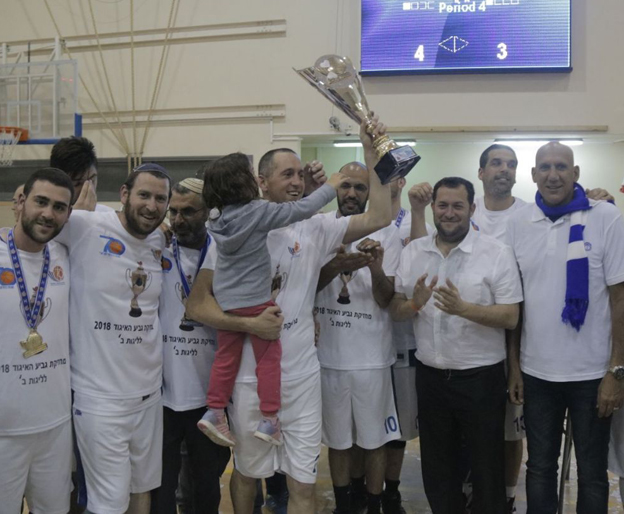 שחקני שומרון חוגגים עם ג'מצ'י את העלייה לליגה א' (אורי ברכייה)