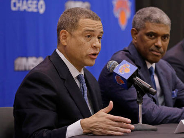 מילס עם ה-GM, סקוט פרי. מי מהשניים יקבל את המילה האחרונה? (getty)