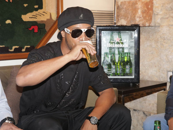 ואפילו ישחק נגד נבחרת סלבריטאים ישראלים (שוקה כהן)