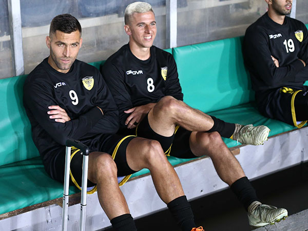 שכטר על הספסל, ביקש שינוי מערך ונענה בשלילה. (דני מרון)