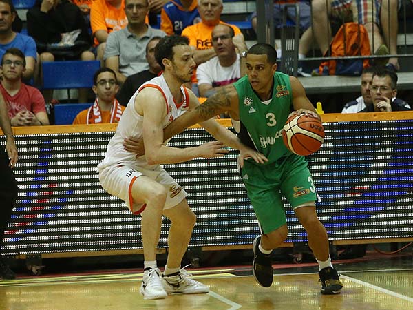 אנחל רודריגז עם הכדור, הוביל במו ידיו את חיפה לניצחון. (באדיבות מנהלת הליגה)