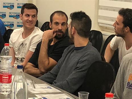 איתכם במאבק, אבל לא בדרך