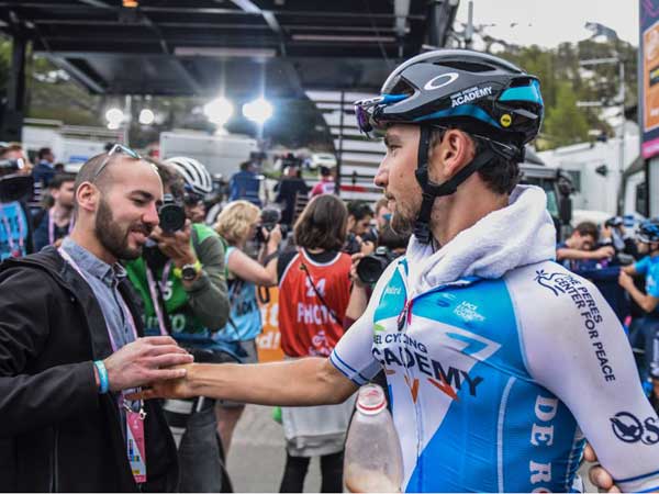 גיא שגיב עם רן מרגליות, מייסד הסייקלינג אקדמי. (נועה ארנון)